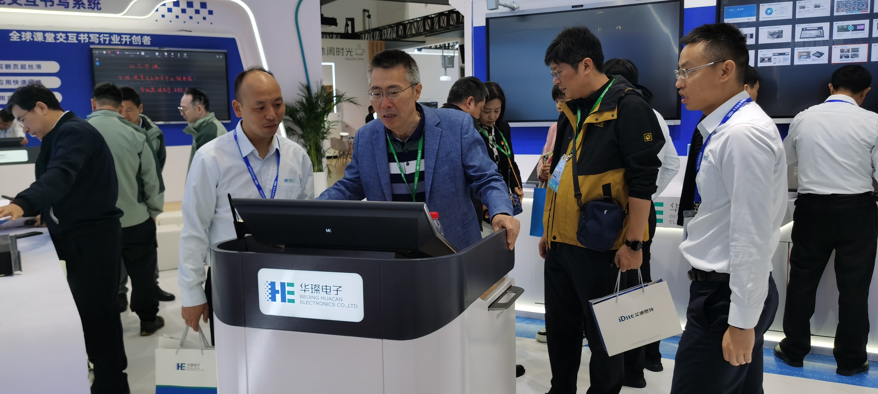 創(chuàng)者匠心耀春城 —華璨電子點(diǎn)亮 2025高博會(huì)智慧教育之光